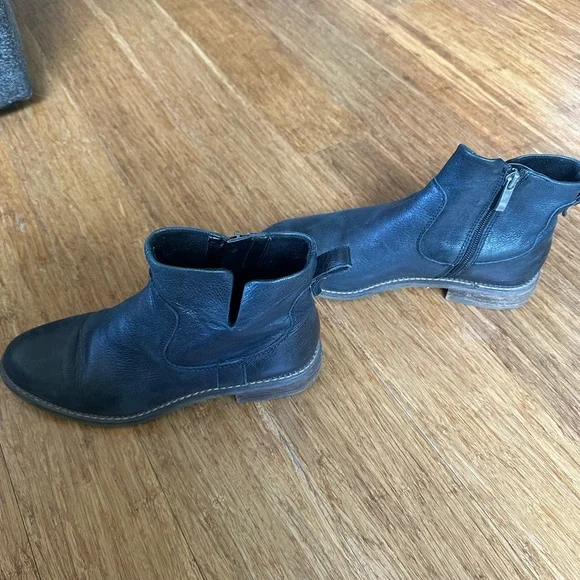 FRANCO SARTO Black Leather Ankle Hoda Bootie - Picture 3 of 5